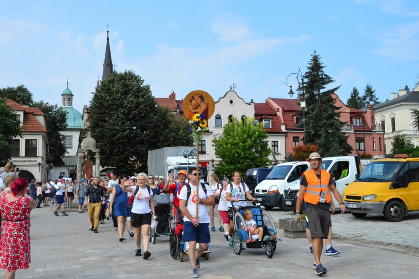 Myślenice. Piesza Pielgrzymka Krakowska wyruszyła w drogę [ZDJĘCIA]