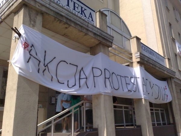 Cefarm Białystok protestuje. Ludzie domagają się negocjacji pakietu socjalnego.
