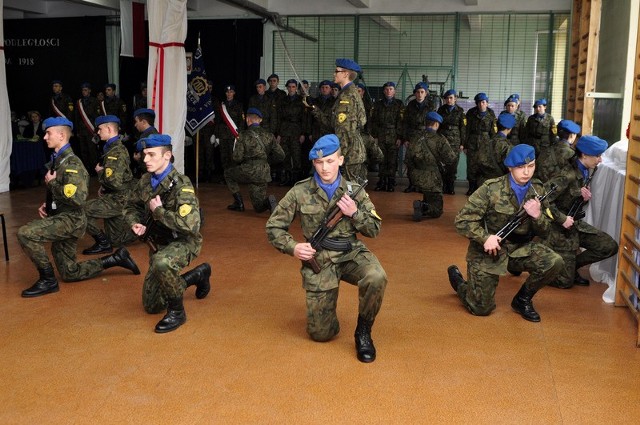 Uczniowie klas wojskowych radomskiego Zakładu Doskonalenia Zawodowego zaprezentowali musztrę paradną.