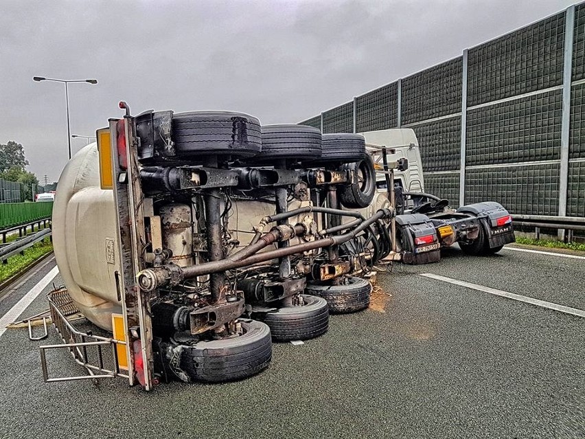 Przewrócona cysterna na A4 zablokowała część Krakowa