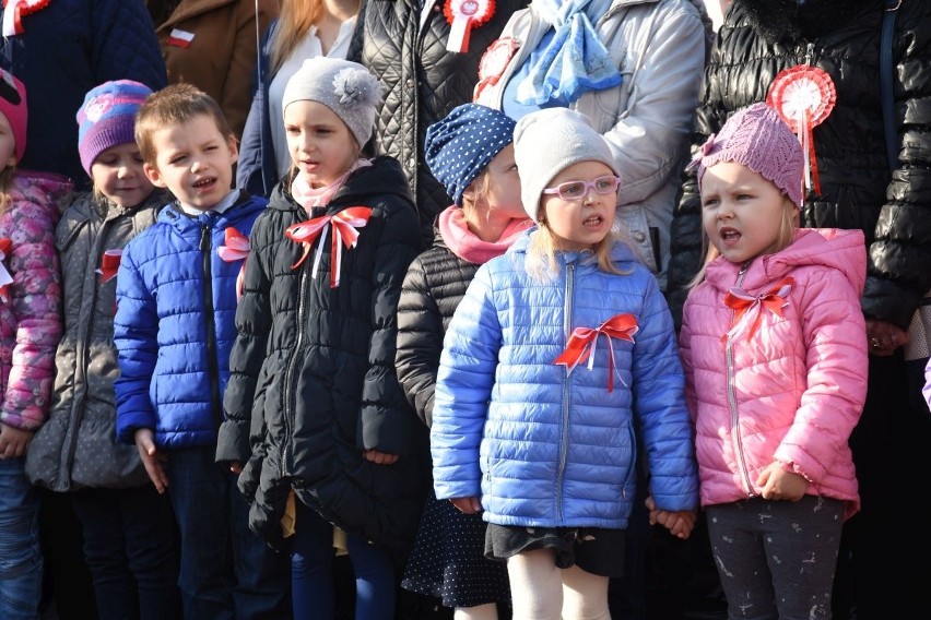 "Rekord dla Niepodległej" w Kielcach. Uczniowie śpiewali hymn w piątek o 11.11 - zobaczcie wideo i zdjęcia