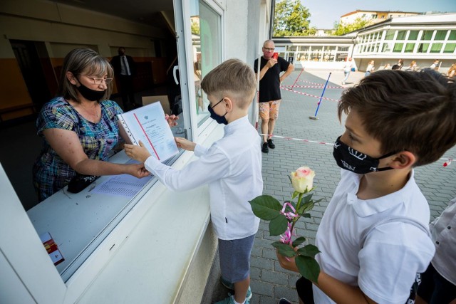 Dziś (26 czerwca) ponad 37 tys. bydgoskich uczniów zakończyło rok szkolny 2019/2020. Był inny niż te, które znaliśmy do tej pory, bo ze względu na pandemię koronawirusa przez trzy miesiące dzieci i młodzież zamiast w szkole uczyli się w domach, zdalnie. Teraz czas na odpoczynek i zasłużone wakacje.