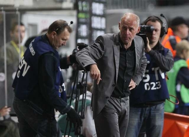 51-letni Dariusz Pasieka (na zdjęciu, gdy był jeszcze trenerem Arki Gdynia) ubiera się podobnie jak Joachim Loew, którego reprezentację rozpracowuje od lat. Fot. Tomasz Bolt