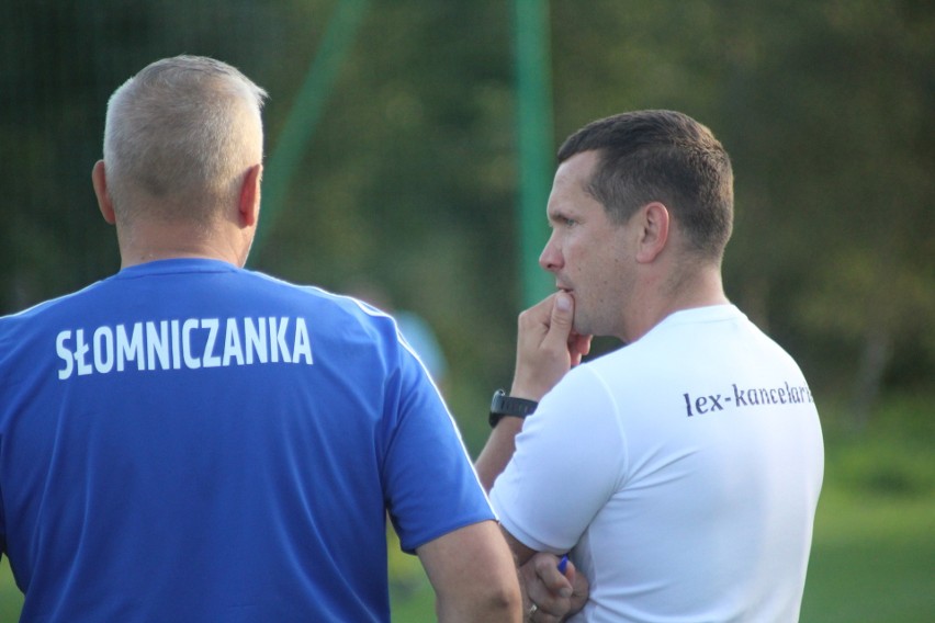 Trener Słomniczanki Marcin Dudziński (z prawej)