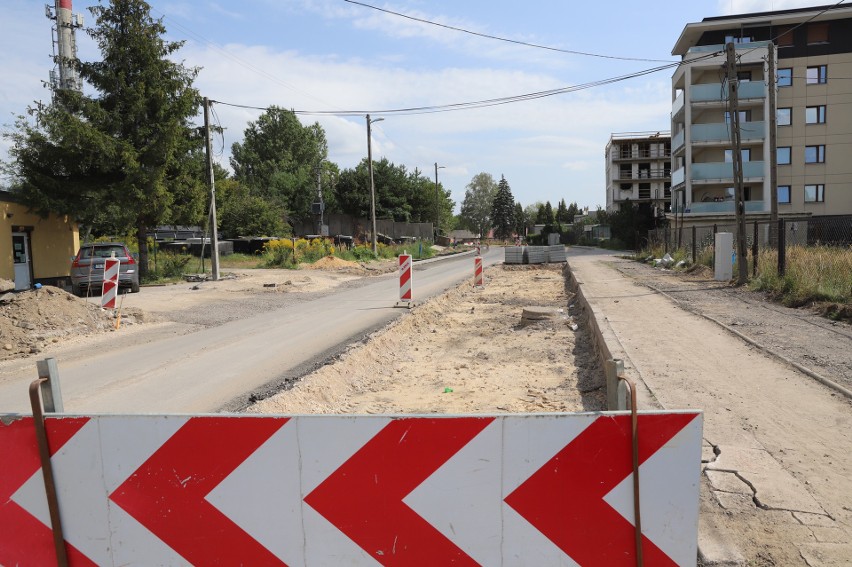 Zmiany na najbardziej ruchliwym skrzyżowaniu w Kielcach. Ruch odbywa się wolno, prace przy inwestycji też. Zobacz zdjęcia i film