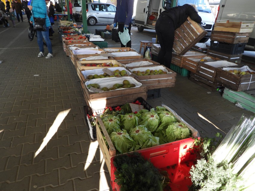 Targowisko w Skaryszewie. Kwitnie handel ubraniami, owocami i innymi artykułami spożywczymi. Zobacz zdjęcia