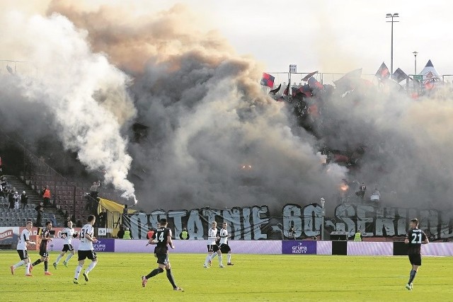 Przez kilka minut dym z rac unosił się nad trybunami stadionu. Na szczęście spotkanie z Legią nie zostało przerwane, bowiem dym nie utrudniał widoczności i gry piłkarzom na boisku.