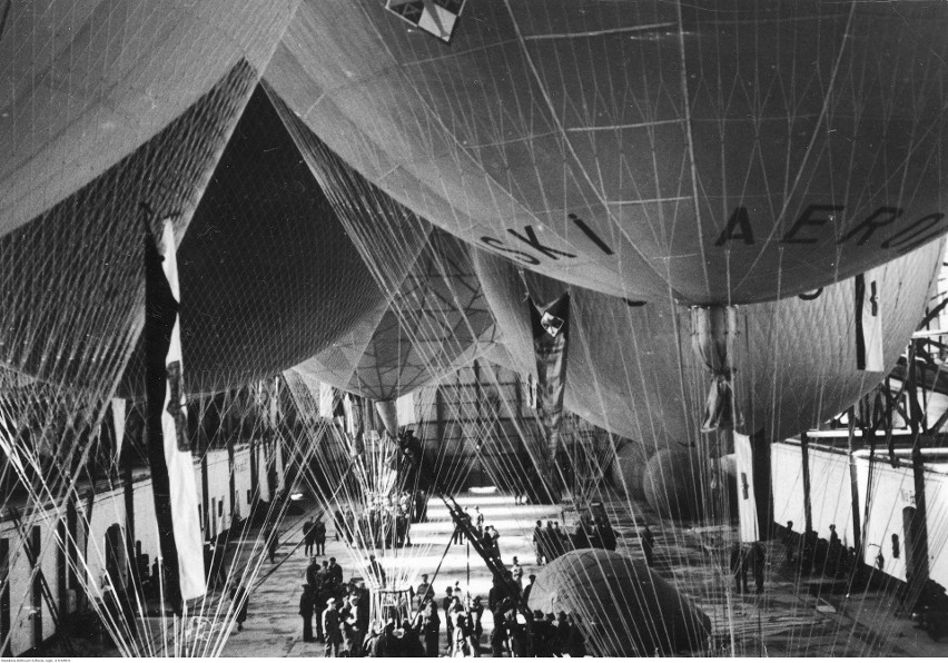 Wnętrze toruńskiej hali balonowej w 1935 roku.