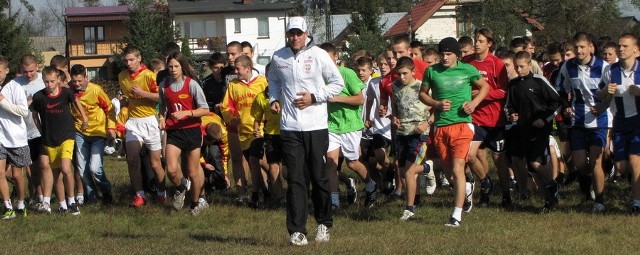 Żaden z biegaczy nie odmówił uczestnictwa w rozgrzewce prowadzonej przez Mistrza Europy Marcina Lewandowskiego (w białym stroju).