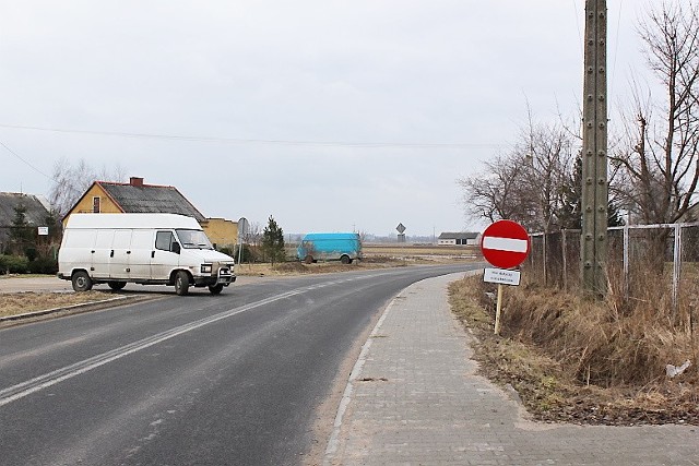 Ten znak pojawił się przy szkole w Przybranowie