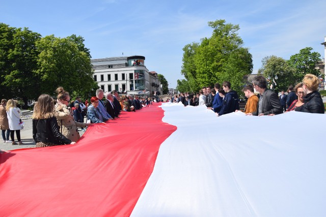 Flaga długości 100 metrów została 2 maja rozwinięta na placu Corazziego. Potrzeba było wielu rąk, żeby utrzymać ją na wietrze.