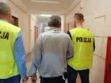 Rozbój w centrum miasta. Trzej napastnicy pobili 22-latka, bo nie miał pieniędzy