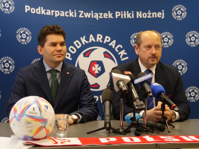 Prezydent Stalowej Woli Lucjusz Nadbereżny i Mieczysław Golba - prezes Podkarpackiego Związku Piłki Nożnej