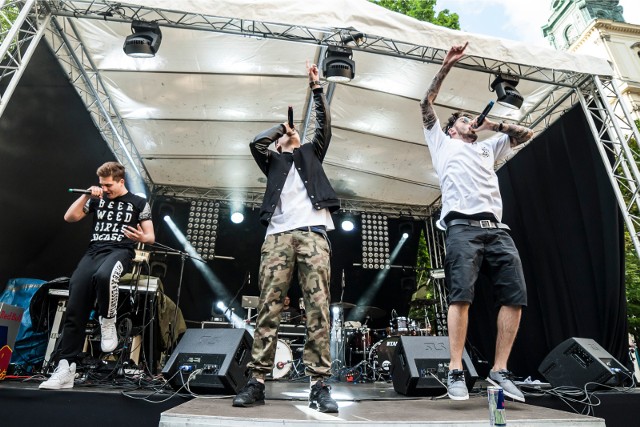 Quebonafide miał być jedną z gwiazd Dni Kultury Studenckiej - Bachanalia 2018 w Zielonej Górze. Niestety artysta odwołał koncert. 