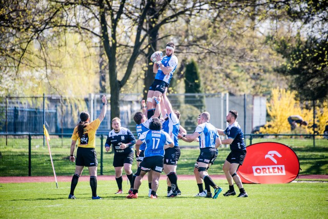 W Warszawie Up Fitness Skra podejmie Master Pharm Rugby Łódź. Goście są niezwykle mocni w formacji autowej (na zdjęciu w niebieskich koszulkach). Czy tak jak w meczu z mistrzem Polski - Orkanem Sochaczew (koszulki granatowe) - będzie to decydujący o losach meczu element rywalizacji?