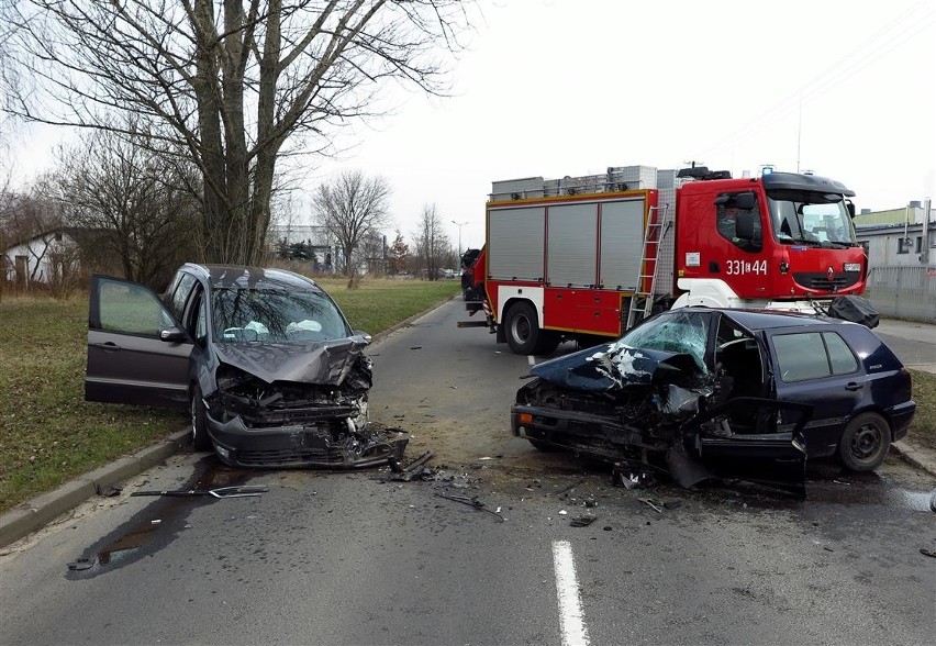 Czołowe zderzenie przy WORD w Piotrkowie. Dwie osoby trafiły...