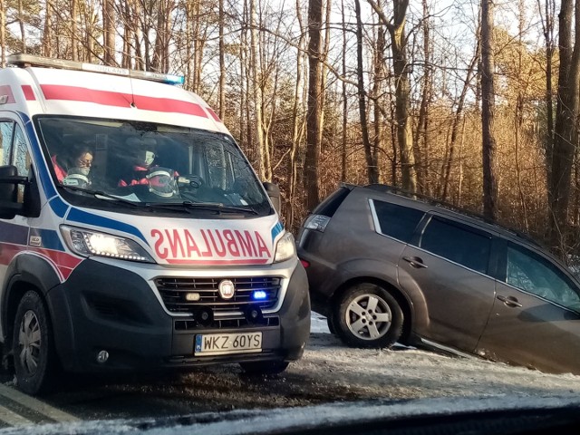 Do wypadku doszło w Boże Narodzenie na drodze pod Kozienicami. Zderzyły się ze sobą dwa samochody osobowe.