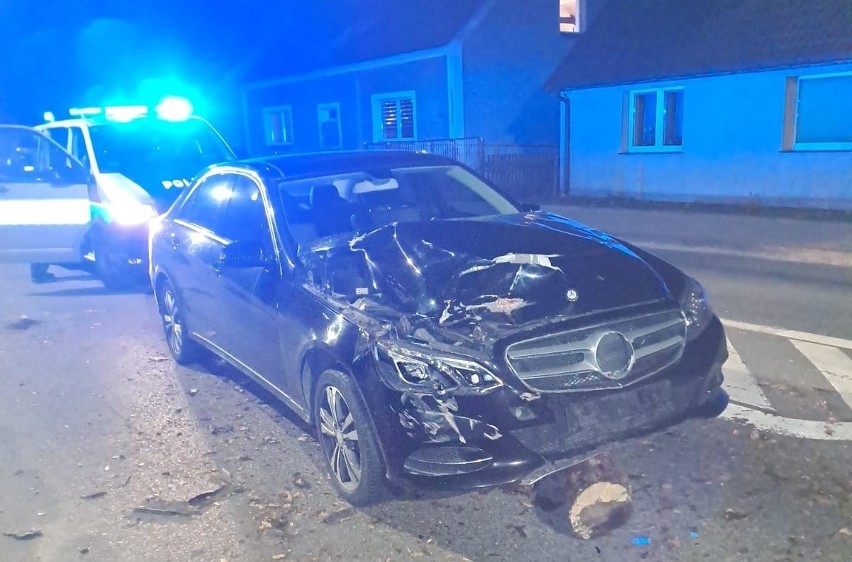 Wypadek w Trzebiszewie. Mercedes najechał na tył wozu.