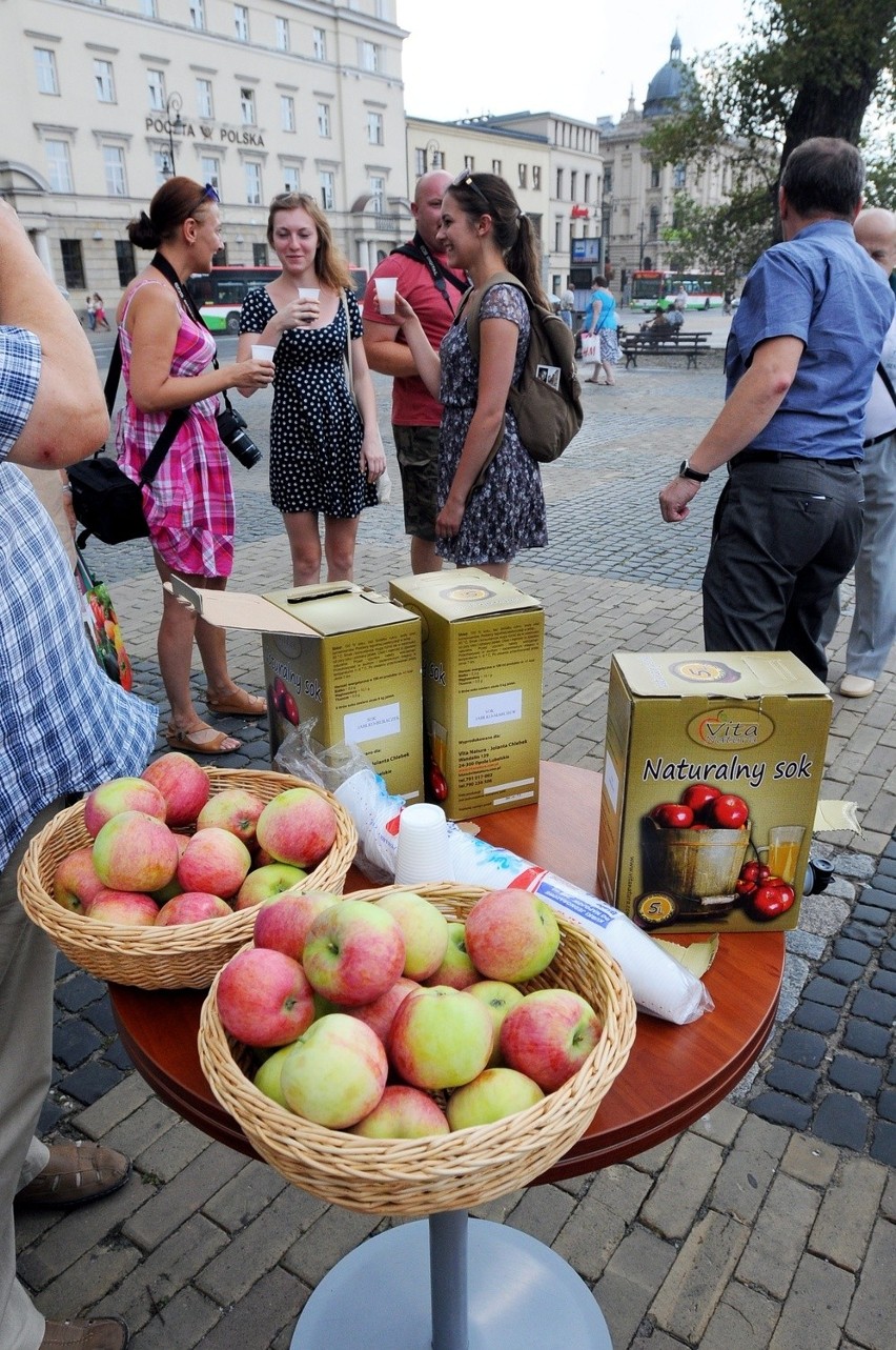 Jedz jabłka - akcja w Lublinie