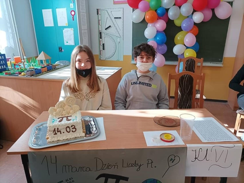 Dzień Liczby Pi w Szkole Podstawowej w Adamowie. Uczniowie świętowali i doskonale się bawili. Zobaczcie zdjęcia 