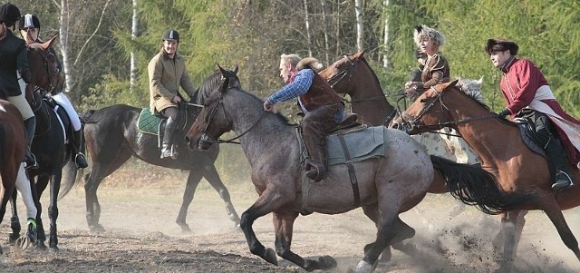 W tym roku "lis&#8221; był wyjątkowo szybki i gibki. Jacek Dziuban był zwinny i nie dał się szybko złapać czternastu goniącym go jeźdźcom. 