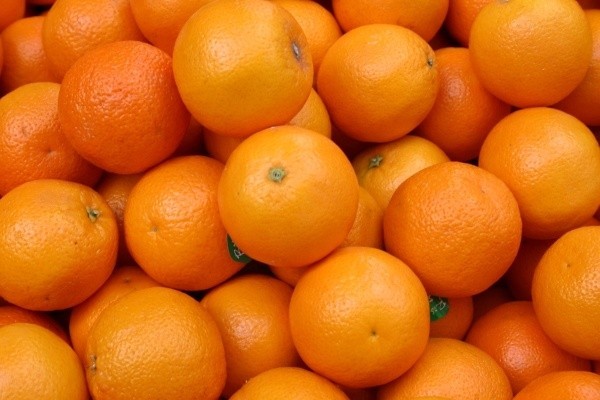 Pomarańcze zawierają dużo witaminy C (30 mg/100 g), witaminę A, kwas foliowy, potas, wapń, fosfor, magnez, sód, żelazo, cynk.
