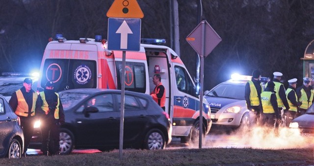 Zdarzenie miało miejsce w czwartek (4 lutego) kilka minut po godz. 7.00 na al. Zjednoczenia, tuż koło skrętu w ul. Działkową, gdzie trwała akcja "Trzeźwy kierowca".Policjantka została potrącona przez kierującą fordem, która jej nie zauważyła. Wezwane na miejsce pogotowie ratunkowe przewiozło poszkodowaną do szpitala.