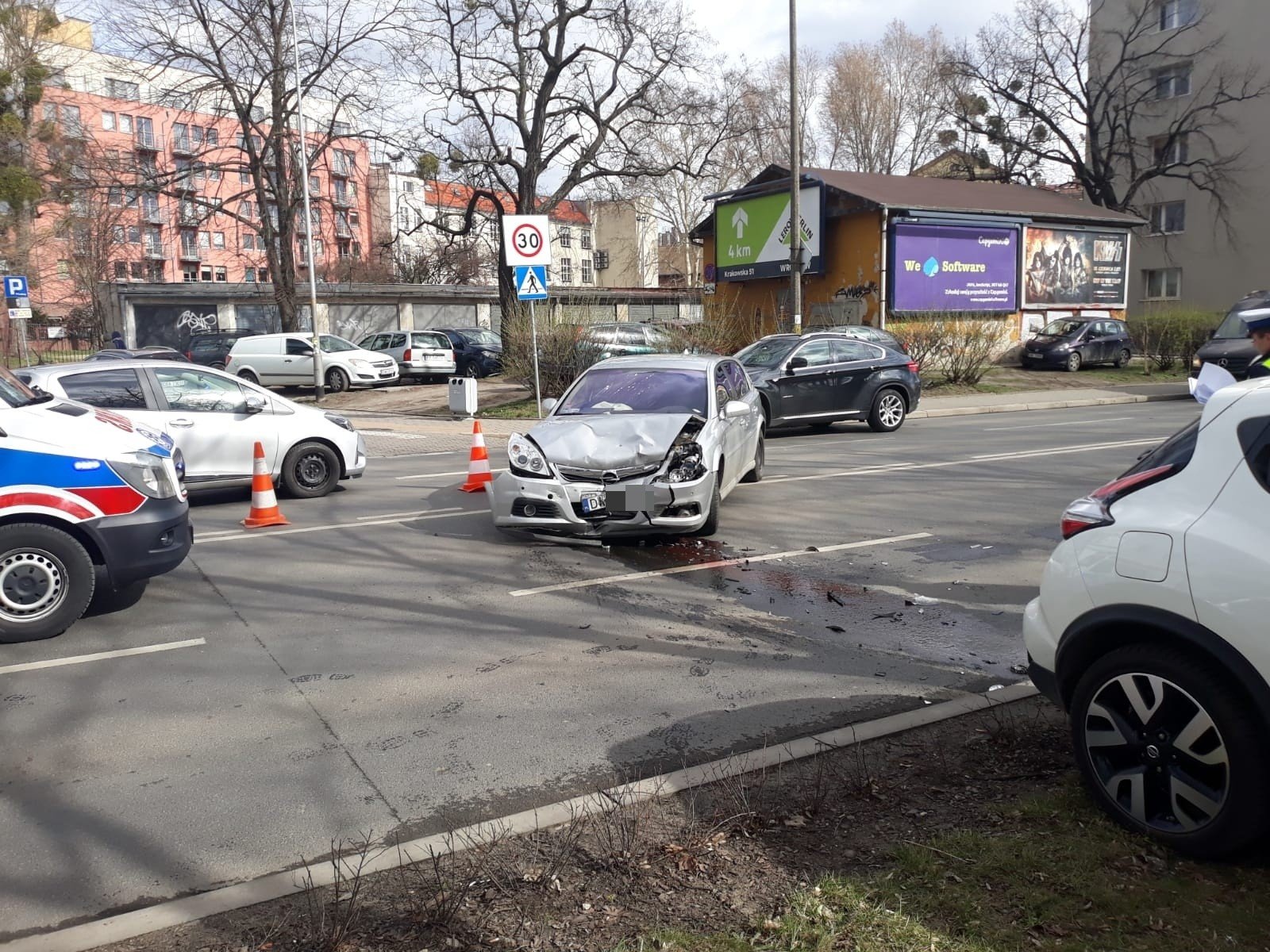 Wypadek przy placu Orląt Lwowskich. Ranna kobieta (ZDJĘCIA