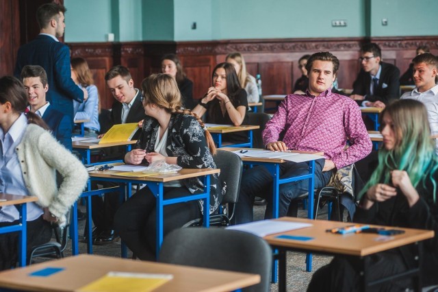 Egzamin zawodowy 2019 składa się z części pisemnej i praktycznej.Na kolejnych zdjęciach znajdziesz odpowiedzi dla JEDNEJ wersji arkusza, które opublikowała CKE --->Więcej arkuszy z rozwiązaniami znajdziesz też w drugim tekście --->