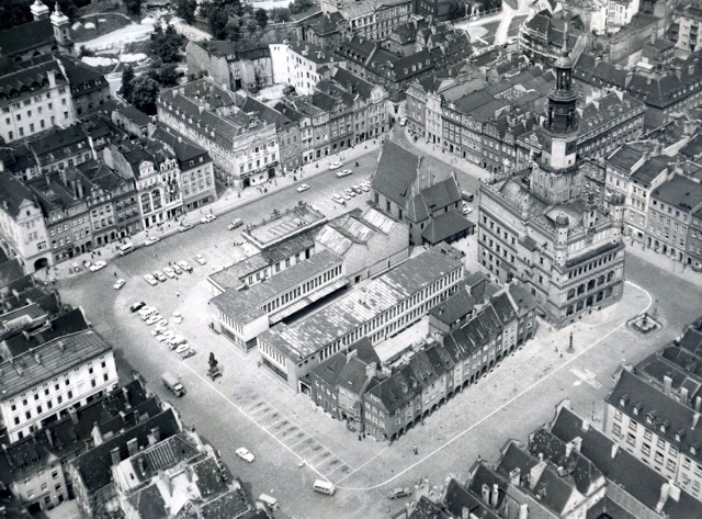 Tak wyglądał w tym czasie Stary Rynek w czerwcu 1966 roku. Płyta Rynku nie była jeszcze wówczas wyłączona z ruchu kołowego, swobodnie parkowały tutaj samochody i ciężarówki.