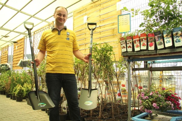 - Łopata o ergonomicznym uchwycie zapewni bezpieczną i wygodną postawę w czasie pracy - mówi Mateusz Mazur.