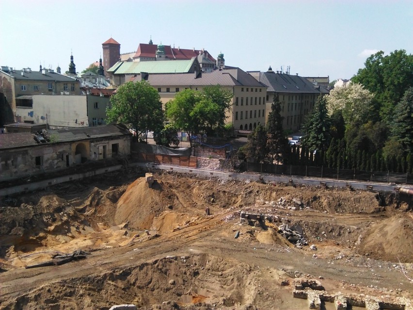 Kraków. Tysiąc szkieletów i skarb pod Wawelem nie wstrzymują budowy apartamentowca [ZDJĘCIA, WIDEO]
