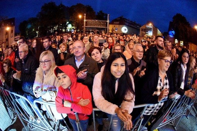 WINOBRANIE 2019 Najczęściej zielonogórzan i ich gości interesują gwiazdy, które wystąpią na winobraniowych scenach. Tradycyjnie już koncerty rozpoczęła w sobotę, 7 września o godz. 20.00 Orkiestra Symfoniczna Filharmonii Zielonogórskiej, którą poprowadził Czesław Grabowski. Koncert „Barwy symfoniczne” rozpoczął uroczysty polonez, a później widzowie mogli usłyszeć znane utwory muzyki klasycznej, filmowej i rozrywkowej. To było piękne, muzyczne rozpoczęcie dni Zielonej Góry. Na koncert tłumnie przybyli zielonogórzanie, których orkiestra FZ przyciąga jak magnes już od kilku lat. Taka frekwencja, mimo deszczowej pogody nie dziwi nikogo. Od lat wszystkie plenerowe koncerty Filharmonii Zielonogórskiej cieszą się dużą popularnością.Czytaj również: Winobranie 2019: Fontanny zatańczą do Mozarta. Nastąpi też eksplozja kolorów. Tego nie można przegapić!Bachus przejął klucze do bram Zielonej Góry. Winobranie 2019!