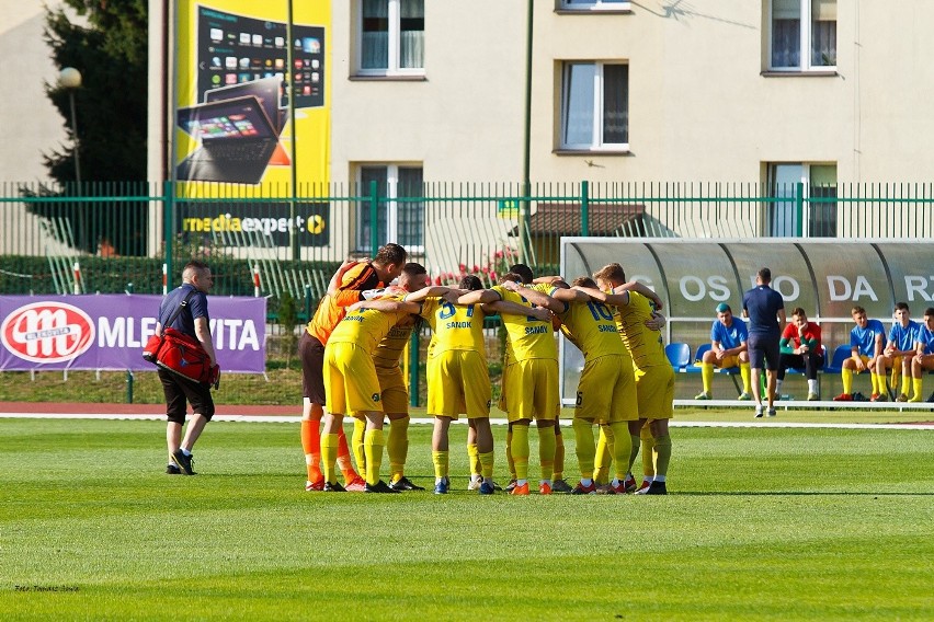 Stal II Mielec (na niebiesko) wygrała w Sanoku 2:0