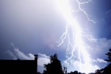 Jak się zachować podczas burzy? Fakty i mity na temat burzy. Sprawdź!