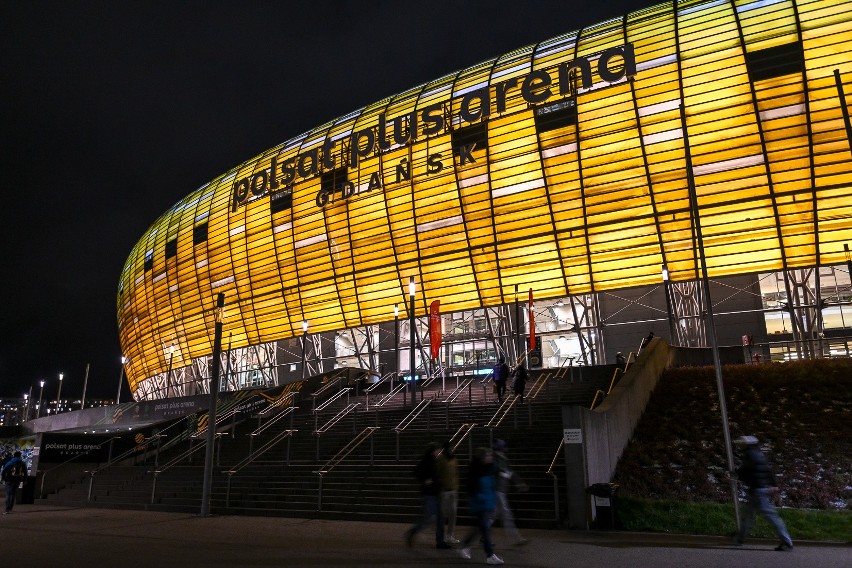 Montaż logotypu na stadionie Polsat Plus Arena Gdańsk...