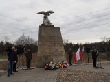 Oddali hołd Polakom ratującym Żydów - zapalili znicze i złożyli kwiaty w Parku Ocalałych 