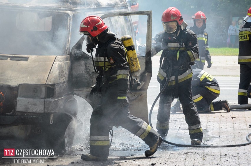 Pożar samochodu na skrzyżowaniu w Częstochowie