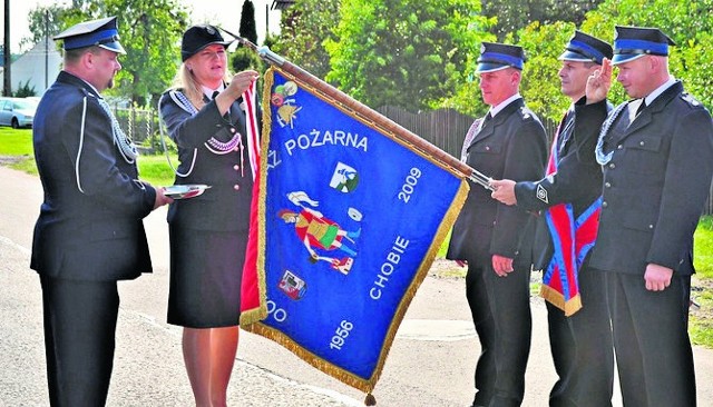 Ochotnicy z OSP Chobie gaszą pożary od 60 lat!Odznaka dla jednostki została umieszczona na sztandarze OSP Chobie.