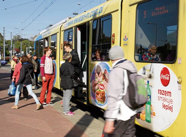 W godzinach komunikacyjnego szczytu trudno wsiąść do tramwaju nr 9