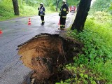 Uwaga kierowcy! Olbrzymia wyrwa na drodze wojewódzkiej na trasie Polanów – Bobolice