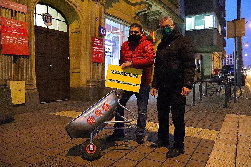 Protest kierowców przeciw korkom w Łodzi. Przywieźli taczkę do Zarządu Dróg i Transportu w Łodzi