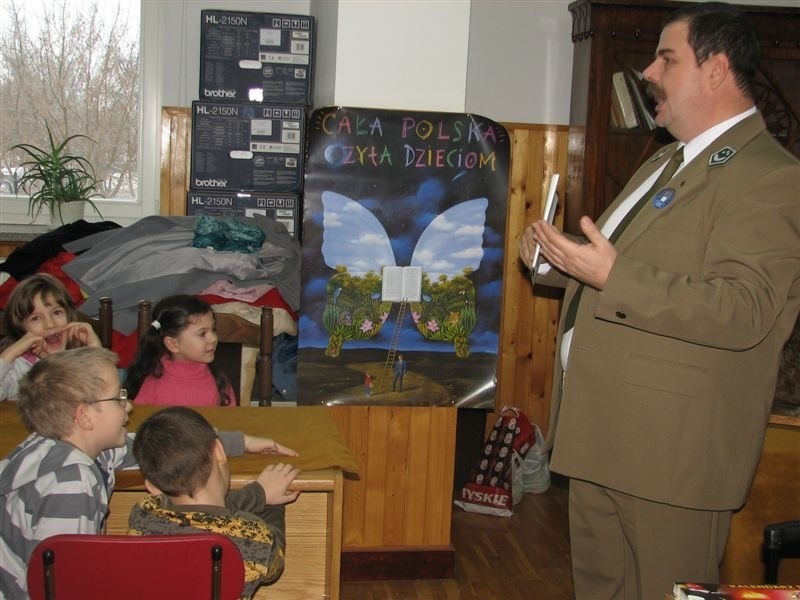 Leśnicy czytali przedszkolakom