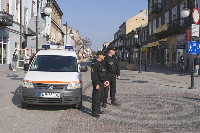 Bójkę na ulicy Żeromskiego dostrzegli przejeżdżający w pobliżu strażnicy miejscy.