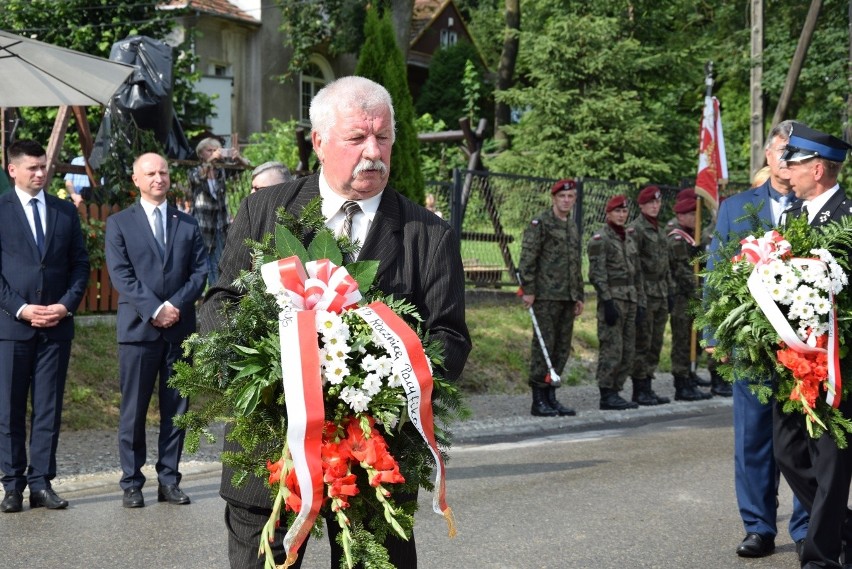 Pamięć o pacyfikacji wioski. W 75. rocznicę zamieszczono tablicę z nazwiskami mieszkańców [ZDJĘCIA]