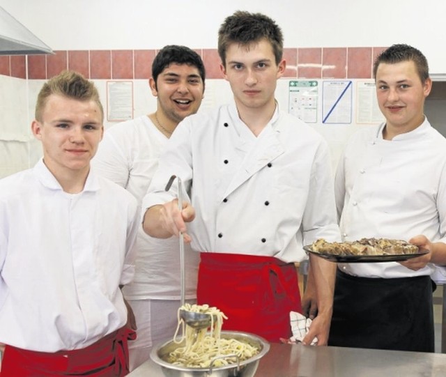 Łukasz Milcz (od lewej), Tachir Florianowicz, Maciek Giełażyn i Rafał Cudrowski przyrządzali niemieckie potrawy i zupy