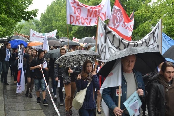 Częstochowa: Protest w obronie I Liceum Ogólnokształcącego...