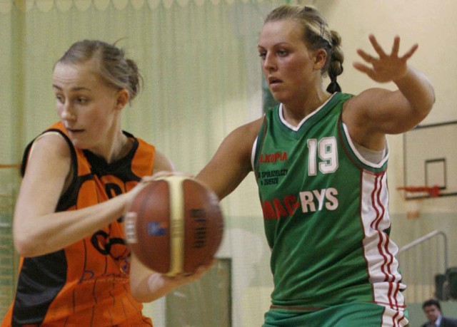 Monika Jasnowska (z lewej) była wyróżniającą się zawodniczką Orła podczas turnieju w Poznaniu.