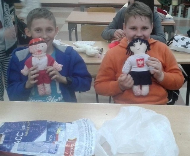 Te piękne lalki dla dzieci z Angoli wykonali uczniowie z Wielgusa.