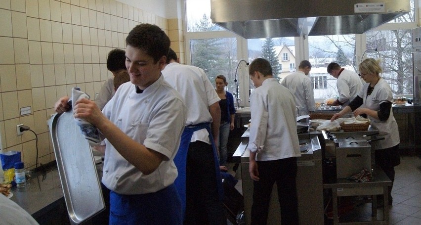 Uczniowie klas gastronomicznych z zakopiańskiego "hotelarza"...